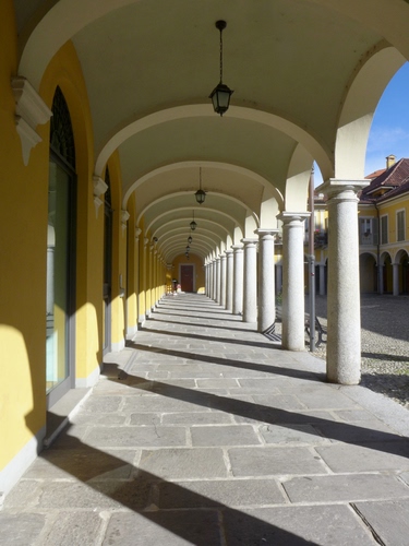 Immagine con colonne, archi, lampioni, ombre, portico, prospettiva, porticato, ombra, lampadari, portici