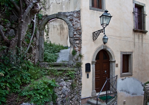 Immagine con lampione, finestre, porta, arco, casa, erba, balcone, scala, scorcio, finestra, portone, piante
