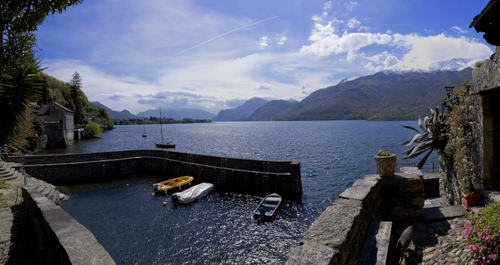 Immagine con barche, lago, porto, nuvole, panorama, montagne, montagna, acqua, azzurro