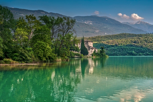 Immagine con lago, alberi, montagne, verde, riflesso, acqua, casa, castello, riflessi