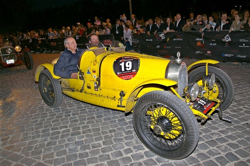 Immagine con ruote, epoca, giallo, auto, gialla, persone, automobile, diciannove, macchina, numero, fari