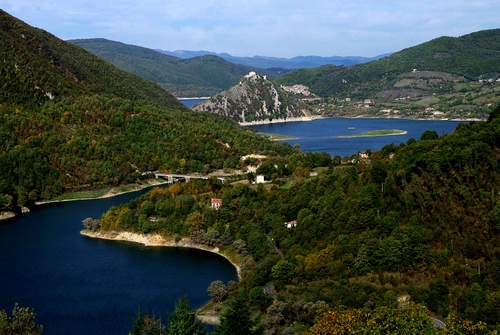Immagine con lago, alberi, acqua, montagne, verde, paesaggio, montagna, panorama, laghi, boschi, case