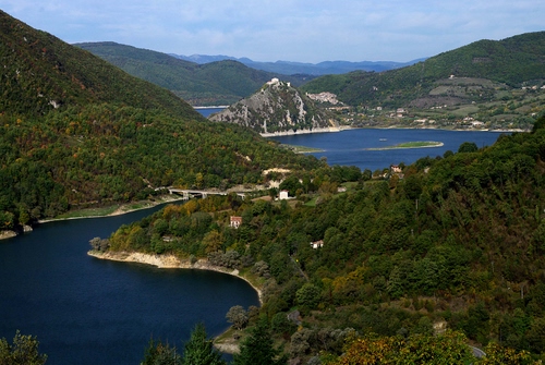 Immagine con montagne, panorama, acqua, alberi, verde, laghi, lago, cielo, case, fiume, rocce, ponte, boschi, montagna, bosco