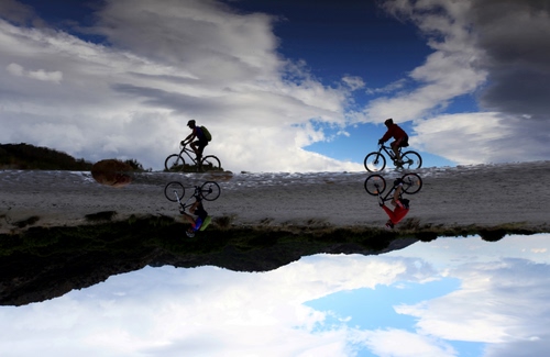 Immagine con nuvole, riflesso, biciclette, due, acqua, cielo, ciclisti, bicicletta, riflessi