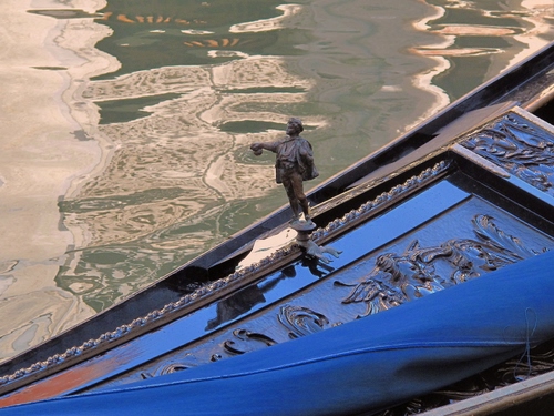 Immagine con gondola, acqua, venezia, blu, statuetta, statua, riflesso, azzurro, riflessi