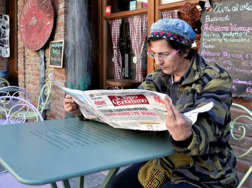 Immagine con giornale, occhiali, tavolino, cappello, donna, tavolo, leggere, lettore, lettura, sedie, persona