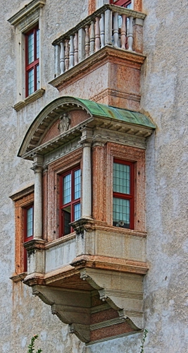 Immagine con balcone, finestre, colonne, antico, casa, balconi, arco, finestra, muro
