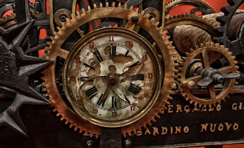 Immagine con orologio, ingranaggi, ruote, numeri, quadrante, denti, ore, antico, nuovo, lancette