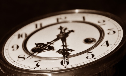 Immagine con numeri, lancette, orologio, bianco, tempo, ore, quadrante, bianconero