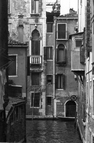 Immagine con finestre, canale, bianconero, venezia, acqua, balconi, case, rio, balcone
