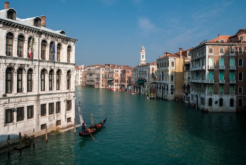 Immagine con venezia, canale, gondola, acqua, palazzi, campanile