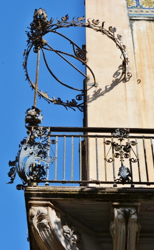 Immagine con balcone, ringhiera, liberty, ferro, metallo, foglie, decorazioni, azzurro, angolo, corona, cielo