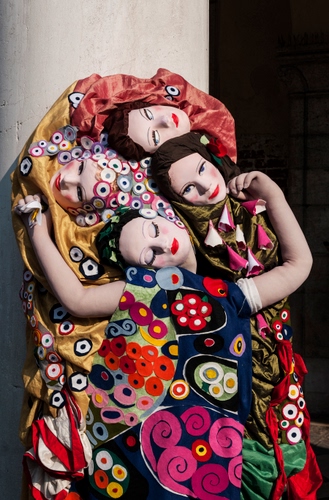 Immagine con colori, donne, braccia, quattro, visi, vestiti, volti, manichini, multicolore, nero, bambole, occhi
