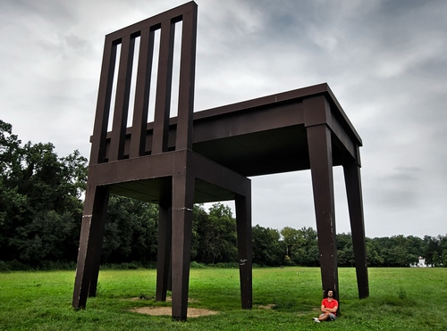 Immagine con tavolo, sedia, prato, alberi, uomo, erba, cielo