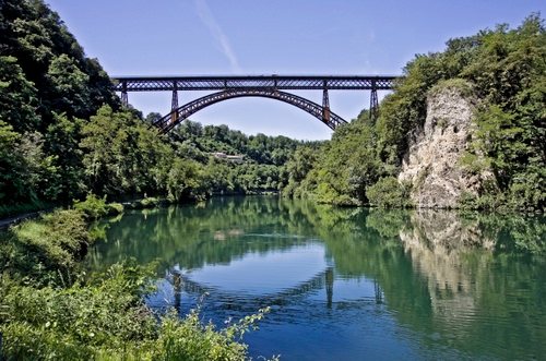 Immagine con ponte, fiume, riflesso, acqua, arco, verde, alberi, ferro