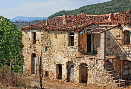 Immagine con scala, casa, rudere, tetto, finestre, porte, casolare, albero, tegole, alberi, abbandono