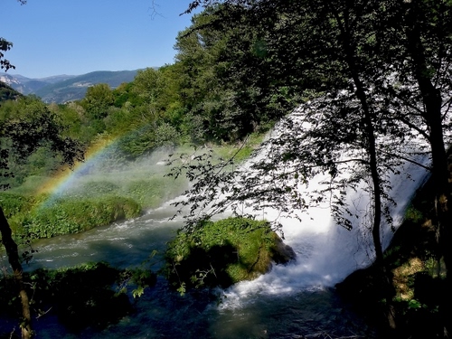Immagine con arcobaleno, alberi, cascata, acqua, fiume, verde, cielo, cascate