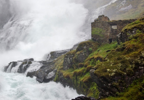 Immagine con mare, onde, verde, acqua, rudere, roccia, cascata, ruderi, burrasca, scogli, schiuma