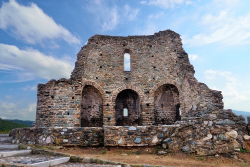 Immagine con archi, nuvole, cielo, rudere, finestra, rovine, pietre, scalini, scale, scala, erba