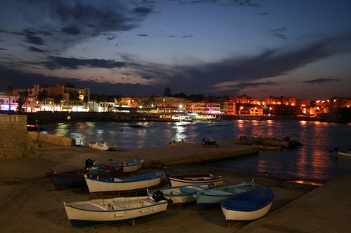 Immagine con barche, luci, nuvole, cielo, mare, porto, riflessi, acqua, case, notte, notturno, tramonto, riflesso