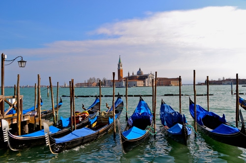 Immagine con gondole, venezia, chiesa, campanile, acqua, laguna, lampione, isola, pali, blu