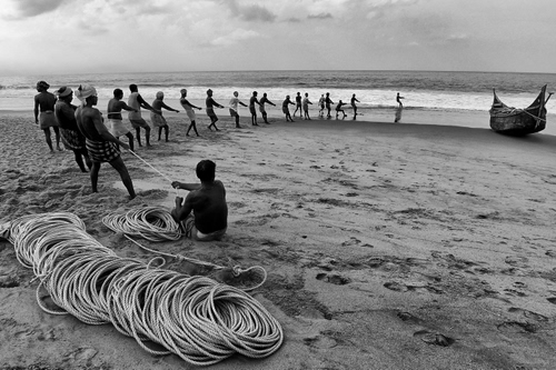 Immagine con mare, barca, spiaggia, fune, bianconero, corde, corda, persone, uomini, pescatori, tiro, sabbia