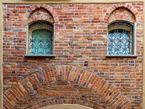 Immagine con finestre, mattoni, due, inferriate, archi, arco, grate