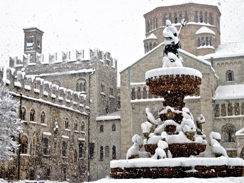Immagine con neve, fontana, inverno, merli, castello, piazza, chiesa, torre, bianco