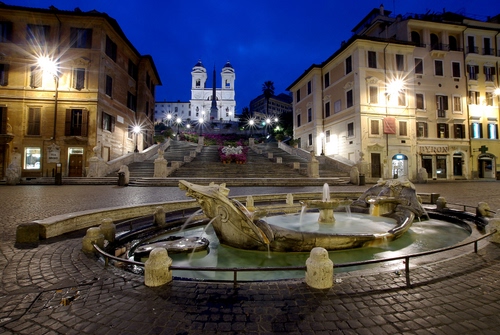 Immagine con piazza, fontana, luci, acqua, scalinata, roma, chiesa, notturno, lampioni, barcaccia