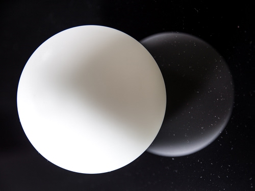 Immagine con bianco, nero, sfera, sfere, riflesso, bianconero, due, bianca