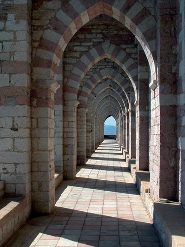 Immagine con archi, ombre, portico, prospettiva, pietra, ombra, bicolore, portici, colonne