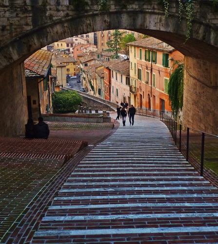 Immagine con arco, case, persone, tetti, gradini, finestre, ringhiera, scalinata, strada, scalini, salita, piante, alberi, scala, verde, perugia, porte, scorcio, discesa