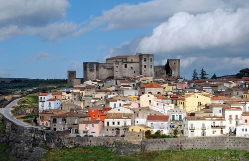 Immagine con nuvole, castello, case, strada, cielo, borgo, mura, paese, torri, panorama, finestre, tetti, alberi