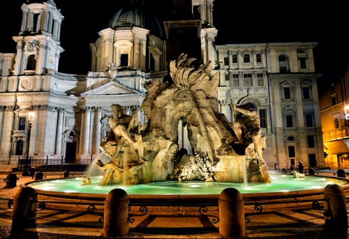 Immagine con fontana, acqua, notturno, notte, statue, luci, chiesa, piazza, palazzo