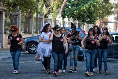 Immagine con donne, alberi, strada, ragazze, gruppo, jeans, camminare, persone, festa