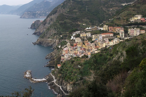 Immagine con mare, case, panorama, costa, paese, borgo, rocce, verde, acqua, costiera, montagne, piante, alberi, scogliera