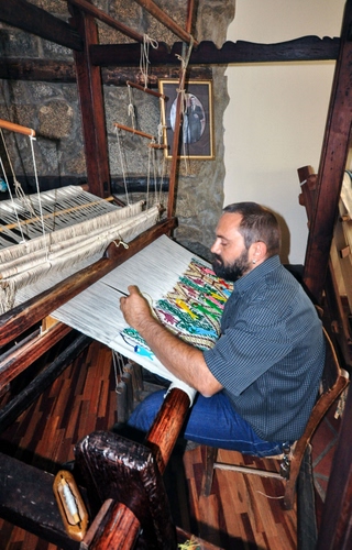 Immagine con telaio, artigiano, fili, uomo, lavoro, tela, tappeto, colori, tessitore