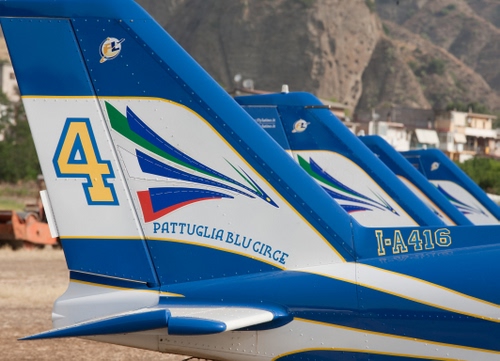 Immagine con aerei, quattro, blu, azzurro, numero, bianco, numeri, code, coda, pattuglia