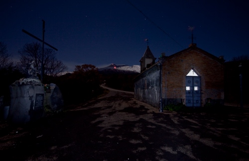 Immagine con croce, chiesa, notte, campanile, porta, montagna, strada, blu, cielo