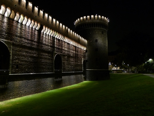 Immagine con castello, torre, prato, luci, notturno, notte, erba