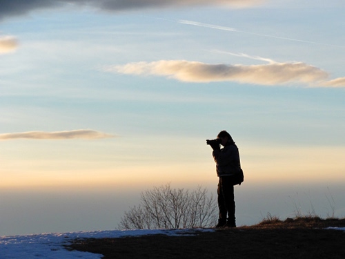 Immagine con fotografo, neve, cielo, nuvole, alberi, controluce, tramonto
