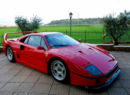 Immagine con ferrari, rosso, automobile, lampione, alberi, rossa, ruote, olivi, prato, macchina, auto