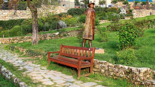 Immagine con panchina, statua, legno, verde, giardino, erba, prato, albero, piante