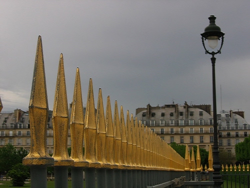 Immagine con lampione, oro, punte, cancellata, prospettiva, inferriata, lance, cancello, palazzi, case