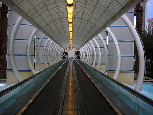 Immagine con prospettiva, cerchi, galleria, colonne, tunnel, corridoio, scala, ingresso, mobile