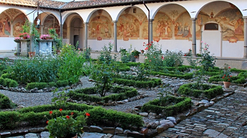 Immagine con pozzo, aiuole, chiostro, fiori, colonne, archi, affreschi, verde, giardino, piante, portico, porticato, siepi