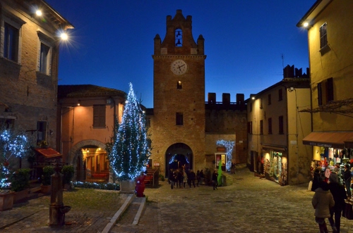 Immagine con albero, torre, natale, orologio, luci, piazza