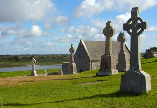 Immagine con cimitero, croci, prato, nuvole, tombe, erba, verde, chiesa