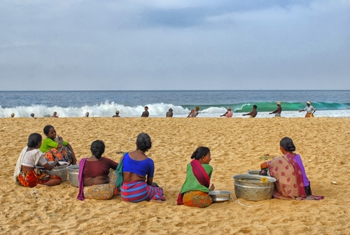 Immagine con mare, spiaggia, sabbia, donne, onde, pescatori, pescare, persone