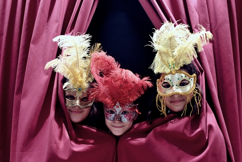 Immagine con maschere, piume, rosso, tre, carnevale, tenda, giallo, sipario, tende, donne, ragazze, viola, volti, sorriso